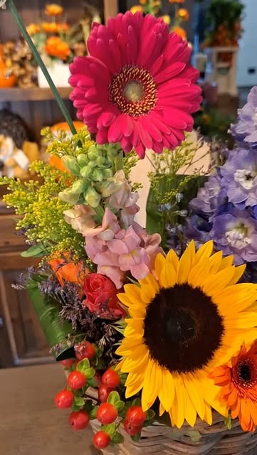 Boeket met gerbera en zonnebloem in een rieten mand